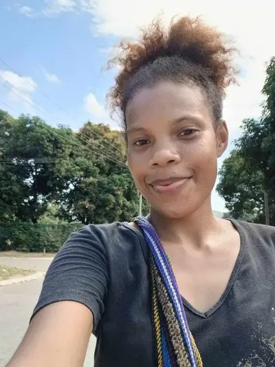 Teen mom showing off her pussy🇵🇬 cover image
