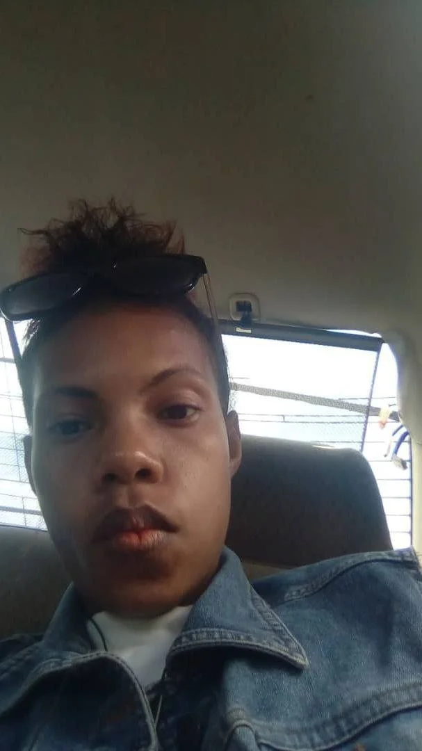 Teen mom showing off her pussy🇵🇬 image 2