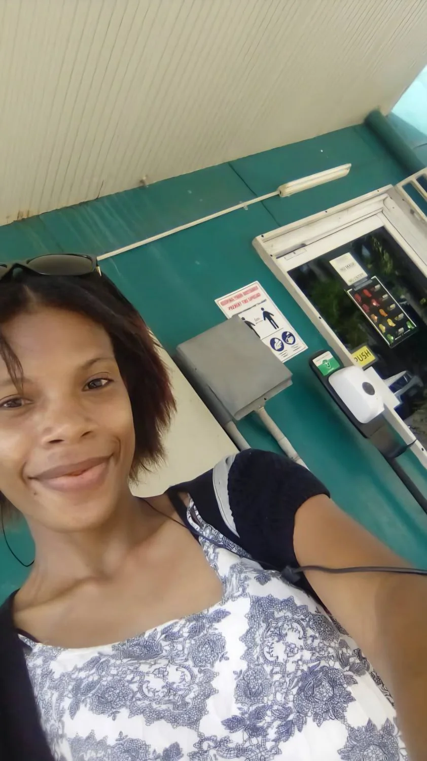Teen mom showing off her pussy🇵🇬 image 3