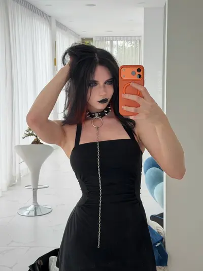 Aquela gotica branquinha gostosa que todo branco sonha em ver um BBC fuder com ela! cover image