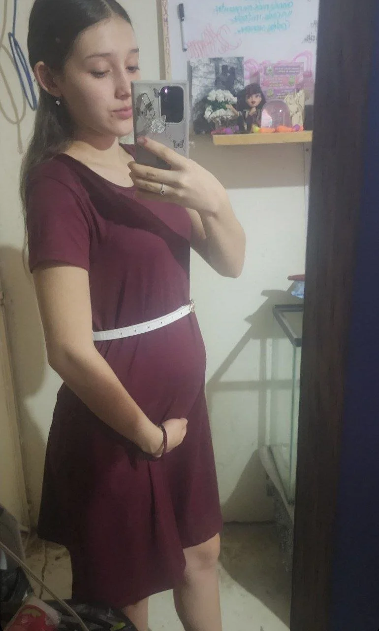 Miren a esta puta embarazada que me entregaron image 31