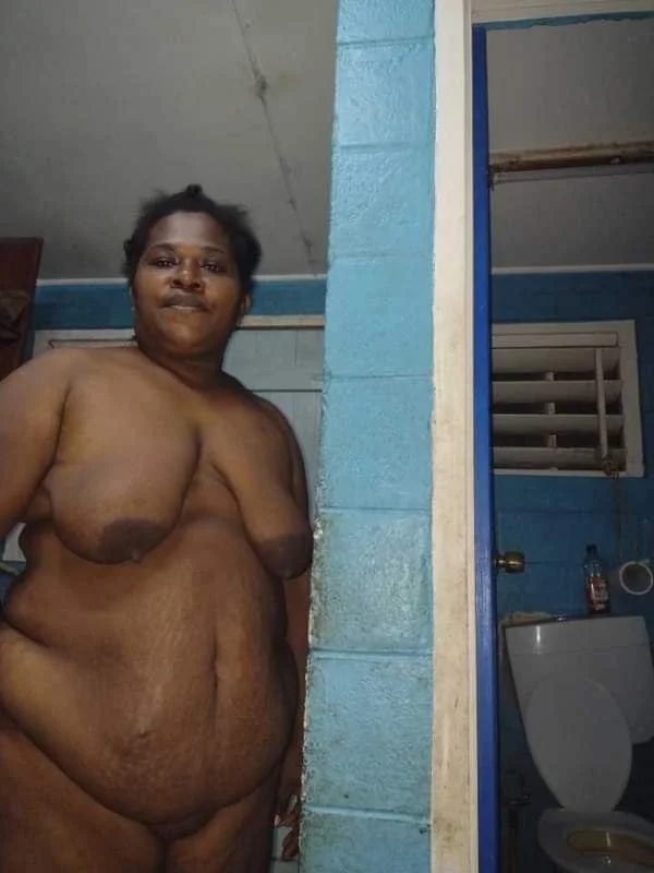 Busty PNG Mama spread pussy image 2