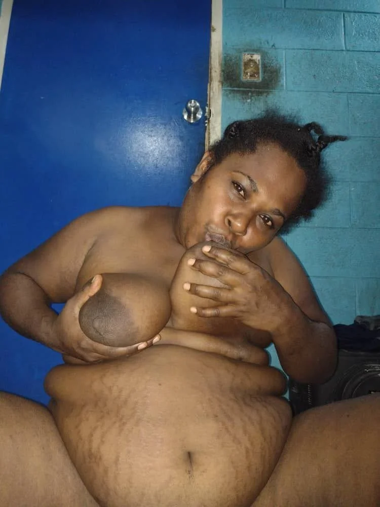 Busty PNG Mama spread pussy image 9
