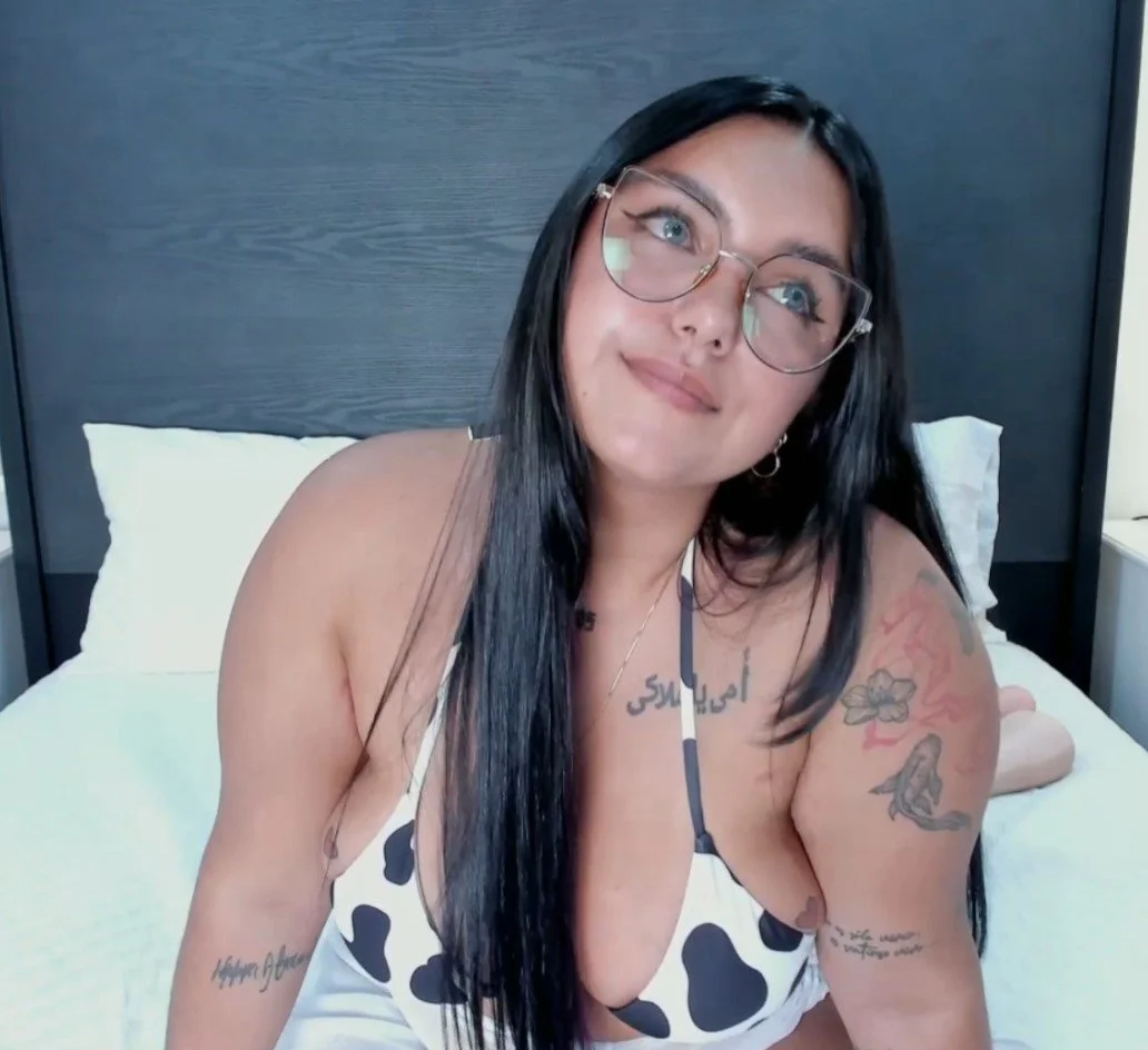gorda puta latina nerdy bitch mamando verga image 4