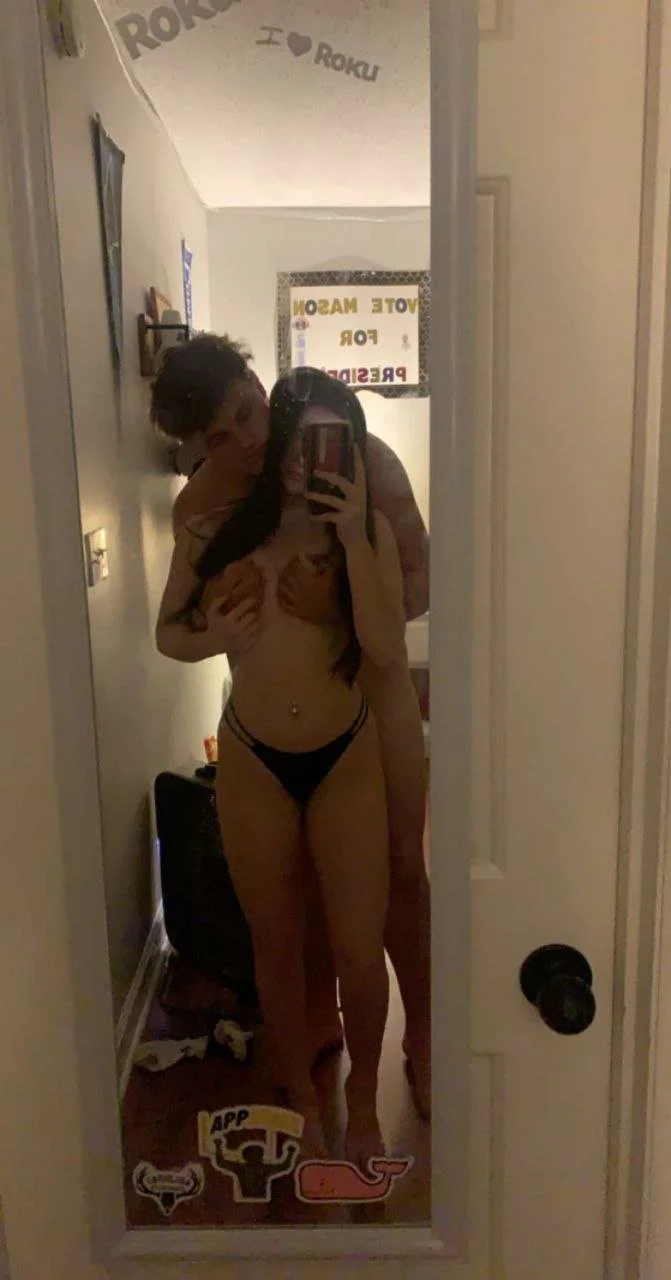 Consuelo hermosa latina petite sexy culona mamando y cojiendo con su amigo image 1