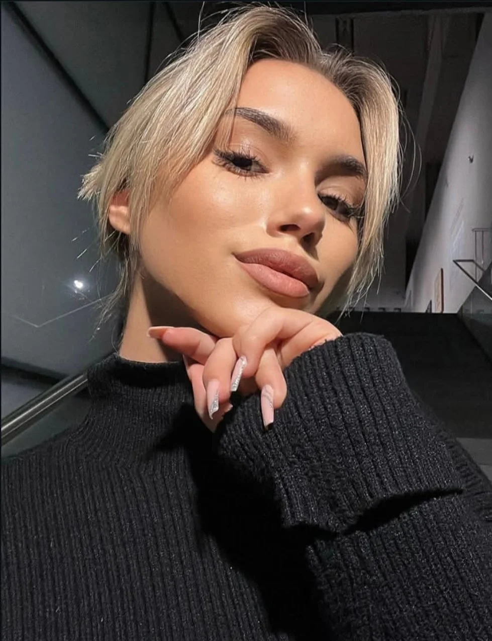 Shameless fit teen slut Andrea post naked selfie main image