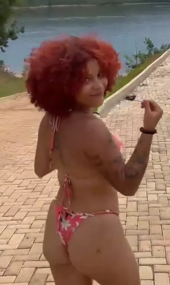 Ruiva cacheada se exibindo na praia image 3