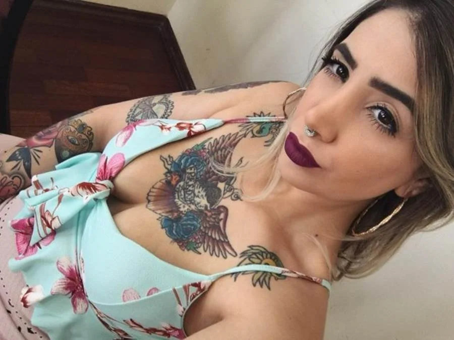 Puta loira tatuada teve os nudes vazados! safada quis se exibir pra macho e caiu na net! main image