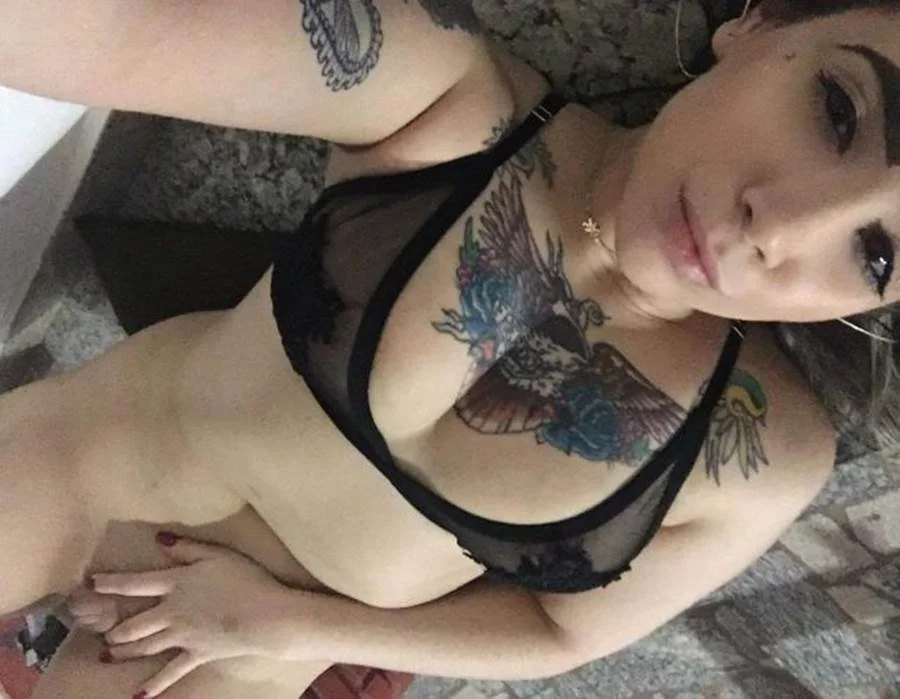 Puta loira tatuada teve os nudes vazados! safada quis se exibir pra macho e caiu na net! image 9