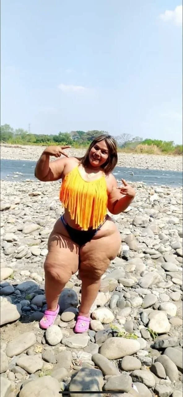 GOD DAMN! thick booty milf! image 5