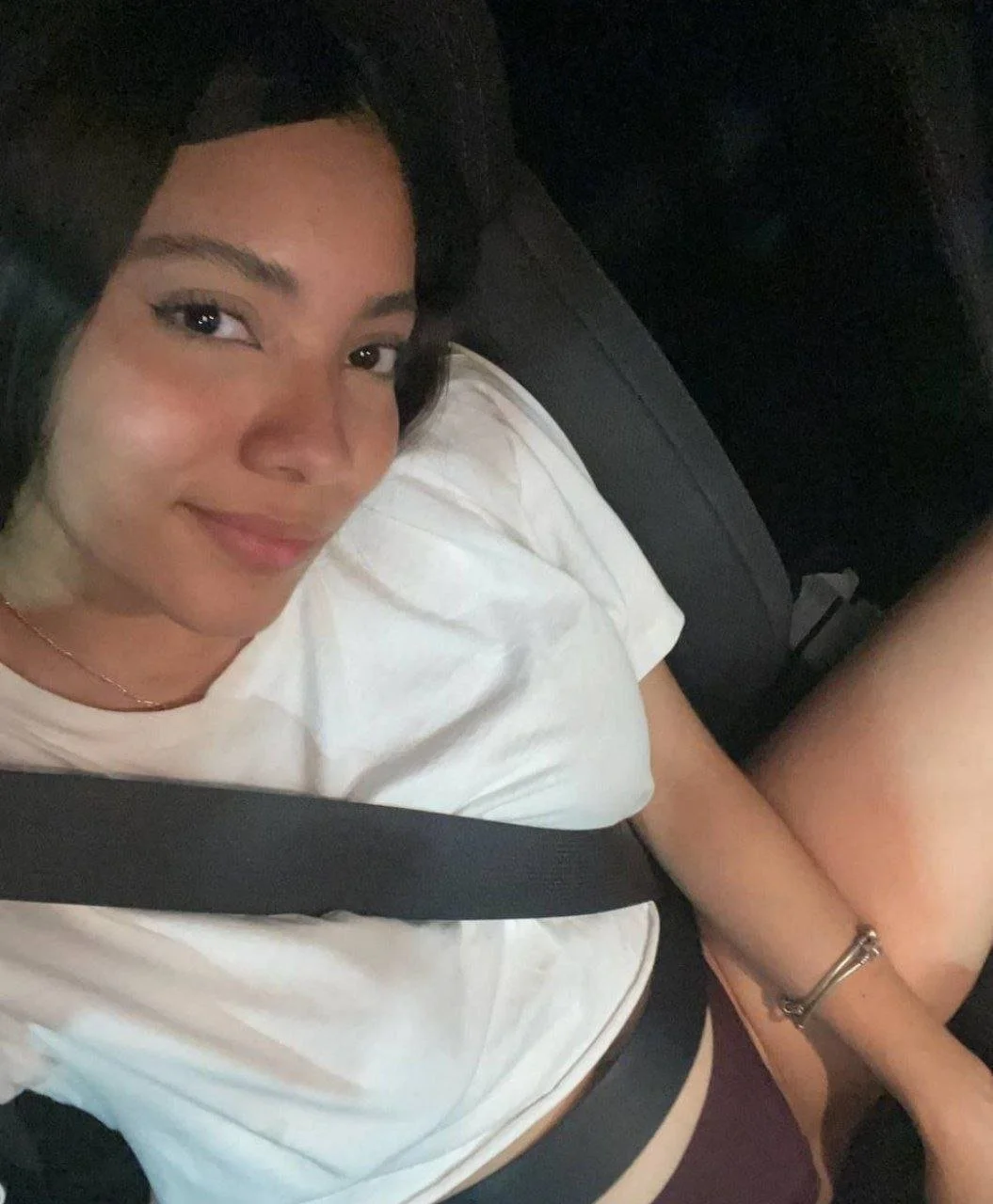 Cornudito mira como exhibo al deposito de semen al que llamas novia image 31