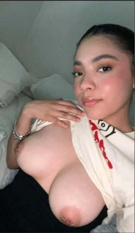 Cornudito mira como exhibo al deposito de semen al que llamas novia image 6