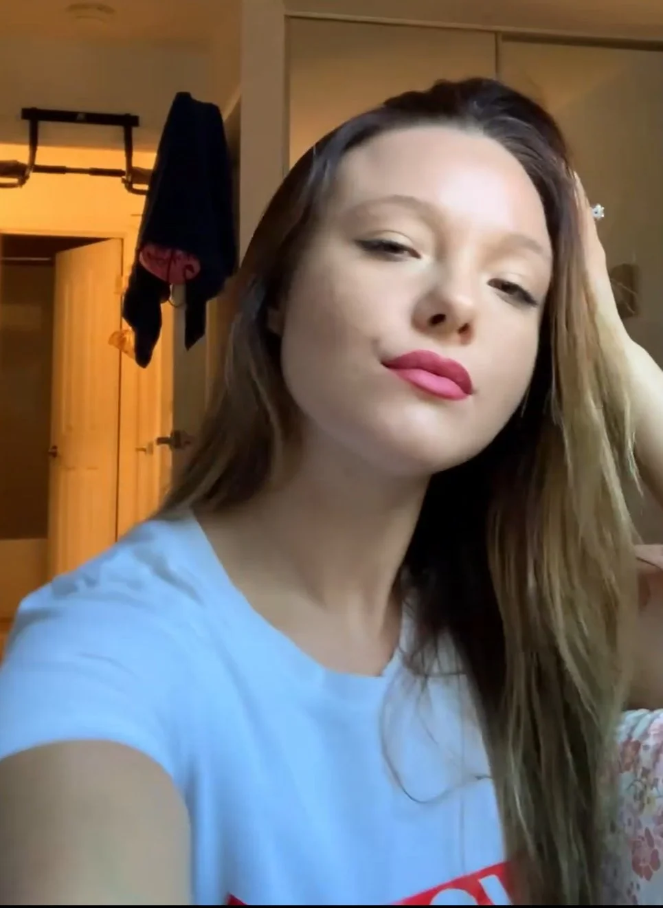 Girl spreads her ass and shakes it image 3
