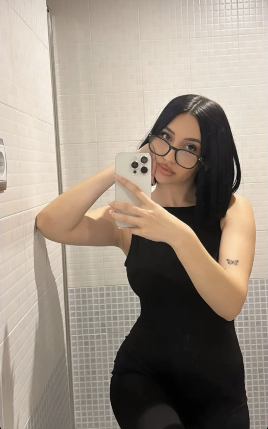 Anna delgado, una puta baratísima que se cree influencer y es una comepollas más image 15