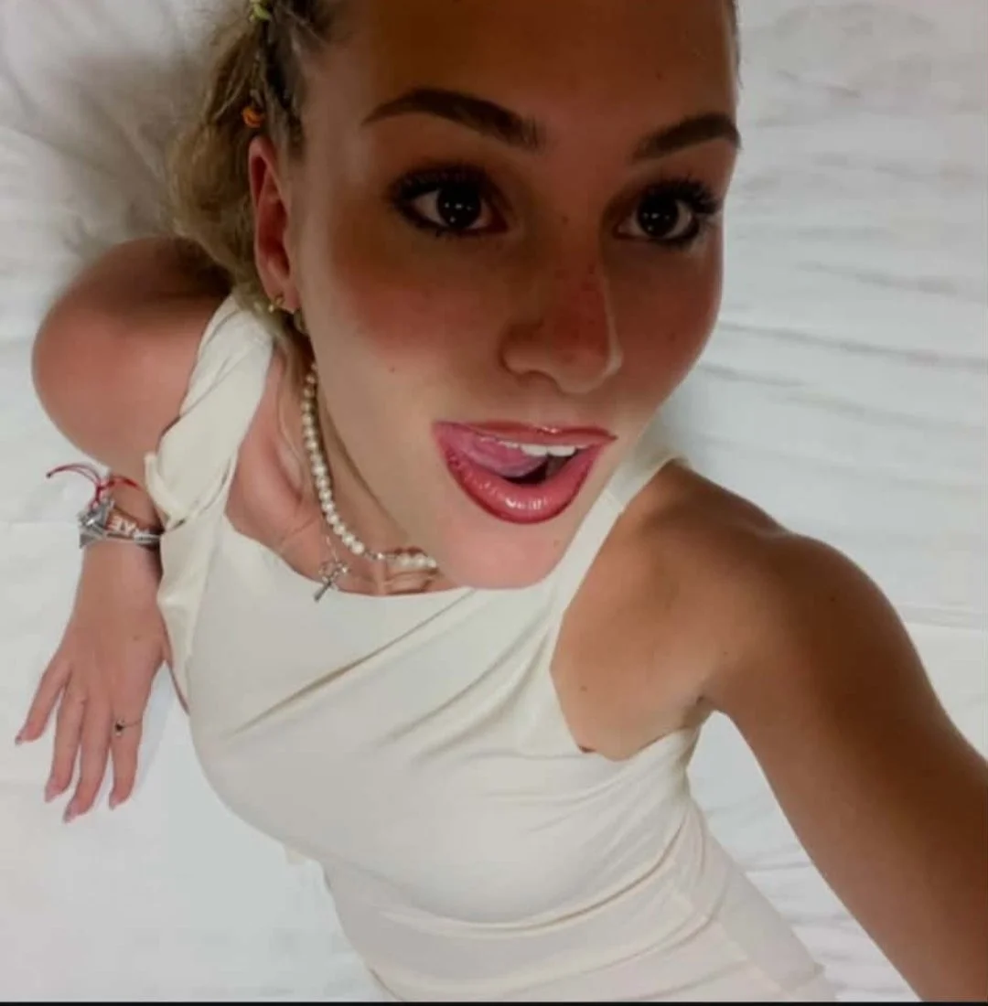 Shameless baddie teen slut Luna post naked selfie image 3