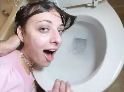 Minha mulher toda vez que eu vou no banheiro mijar 🍆💦💦💦 cover image