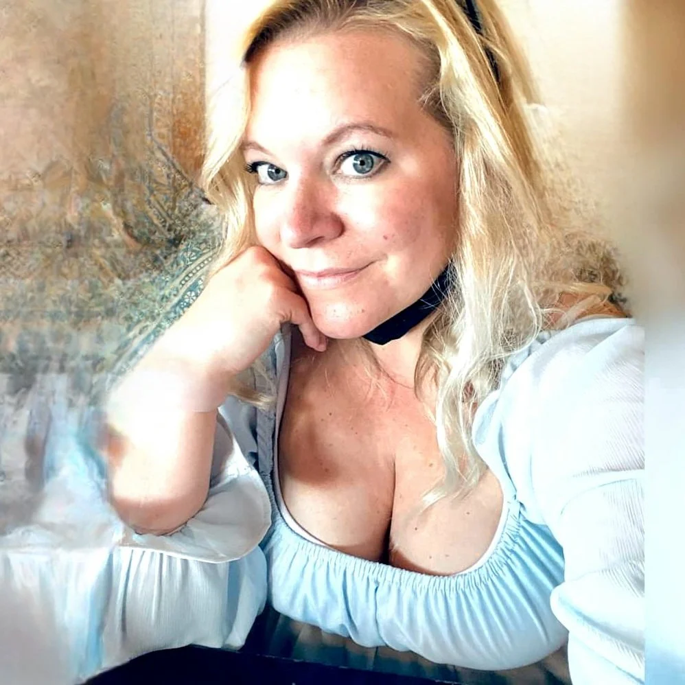 Nude European slut I met on a business trip in a pub main image