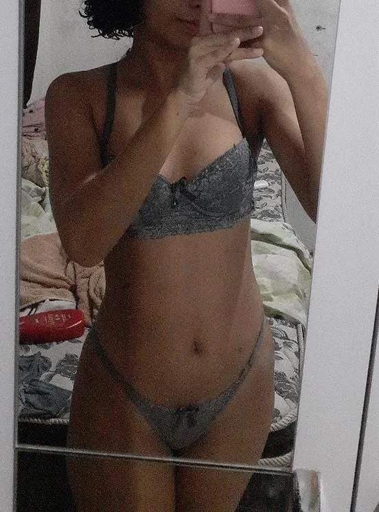 Magrinha safada se exibindo no escurinho mostrando a xoxota image 2