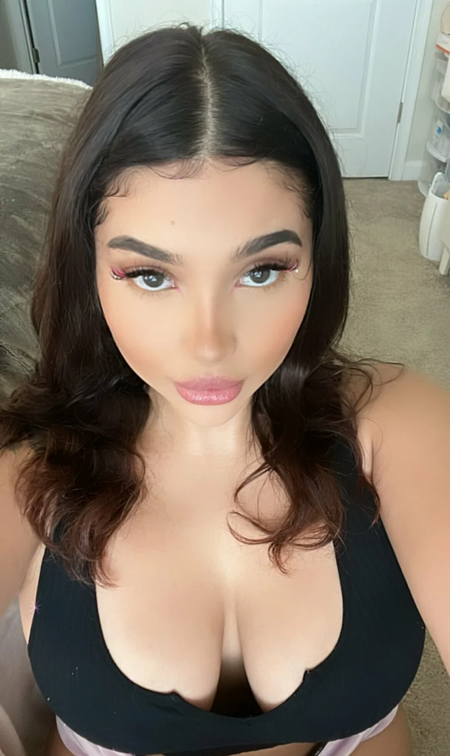 Thick latina babe gives blowjob image 4