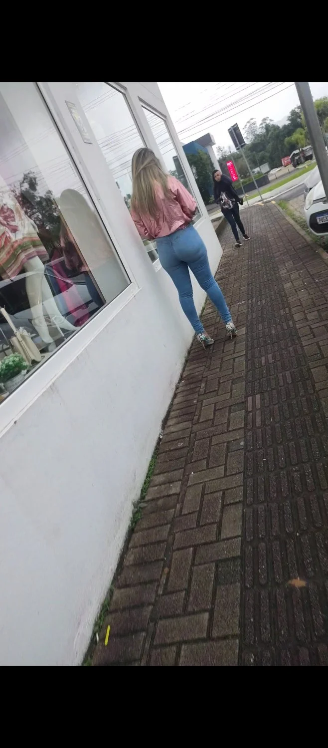 Flagra coroa deliciosa na rua image 3