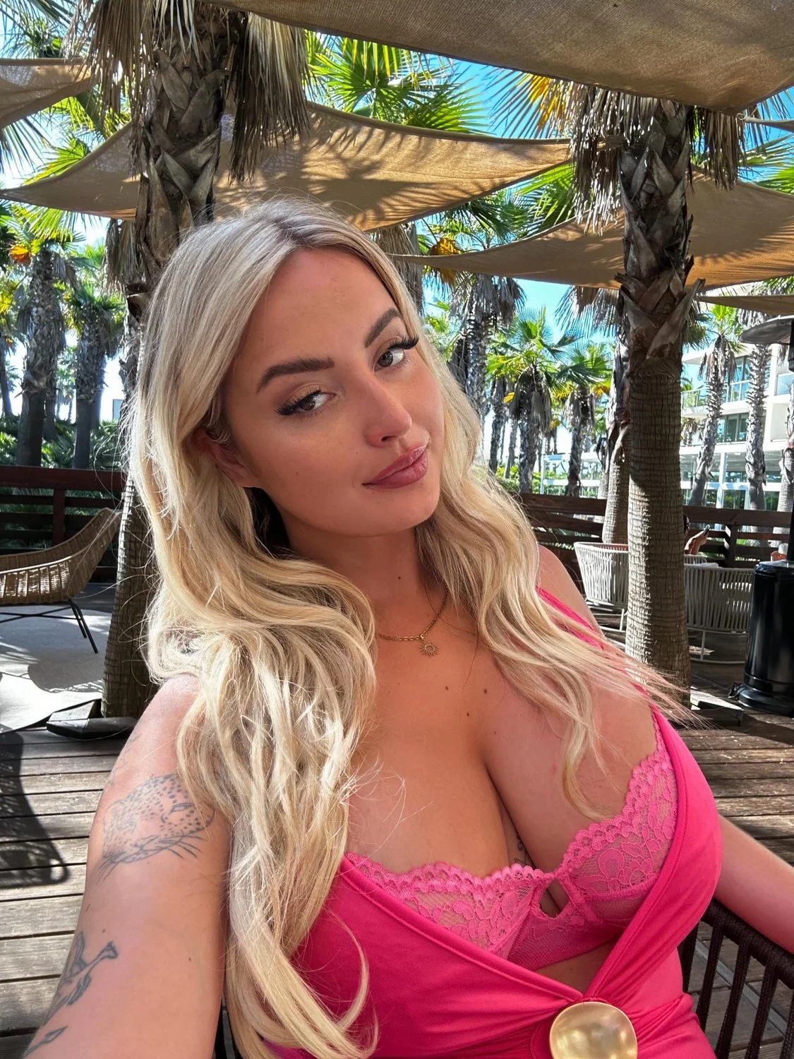 Huge tits slut loves showing off on the internet main image
