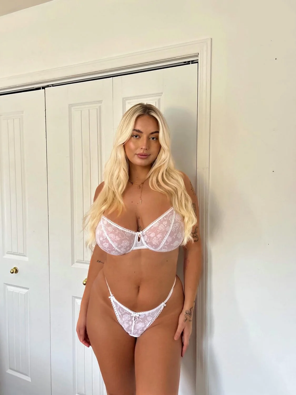 Huge tits slut loves showing off on the internet image 11