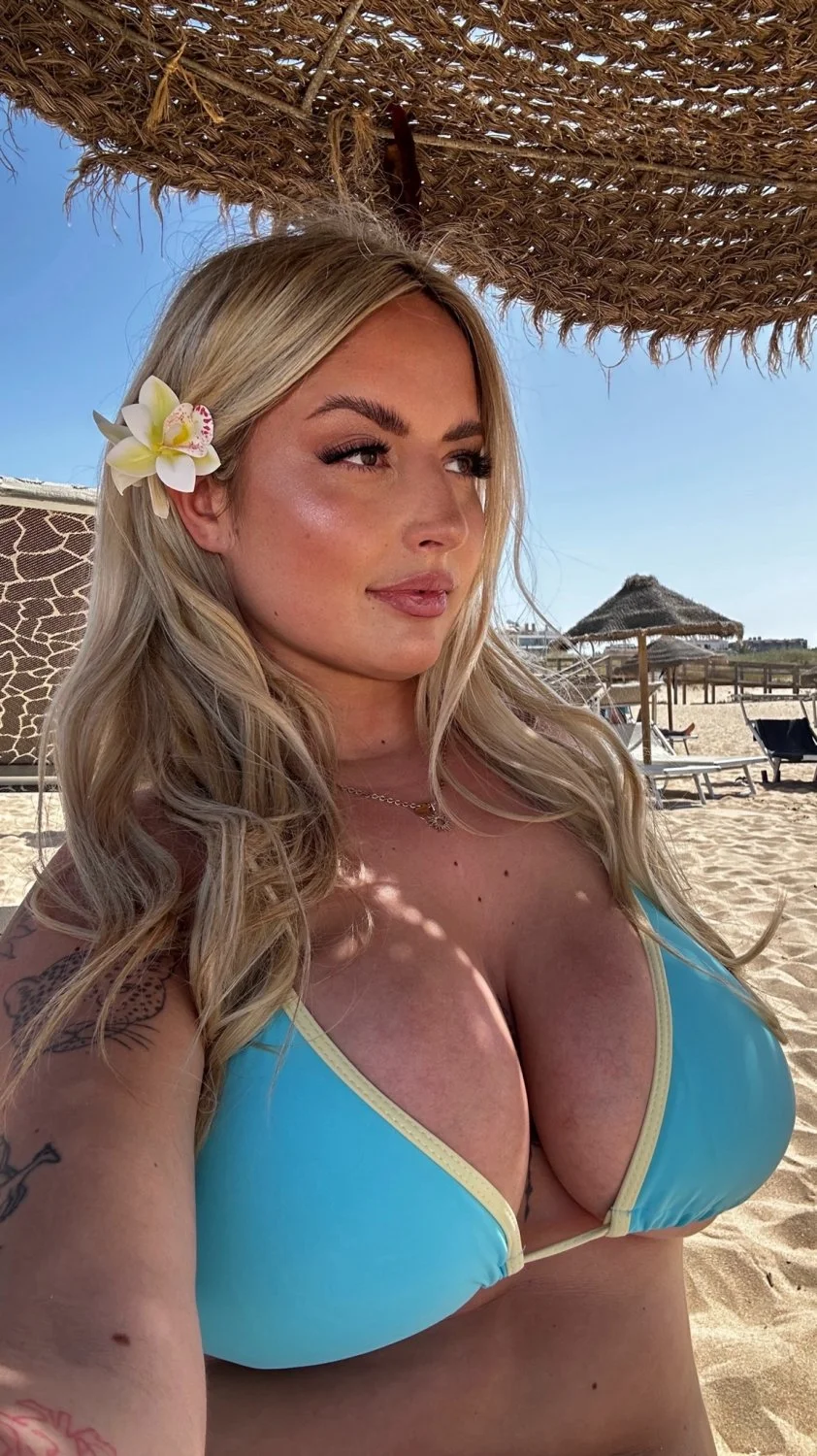 Huge tits slut loves showing off on the internet image 36