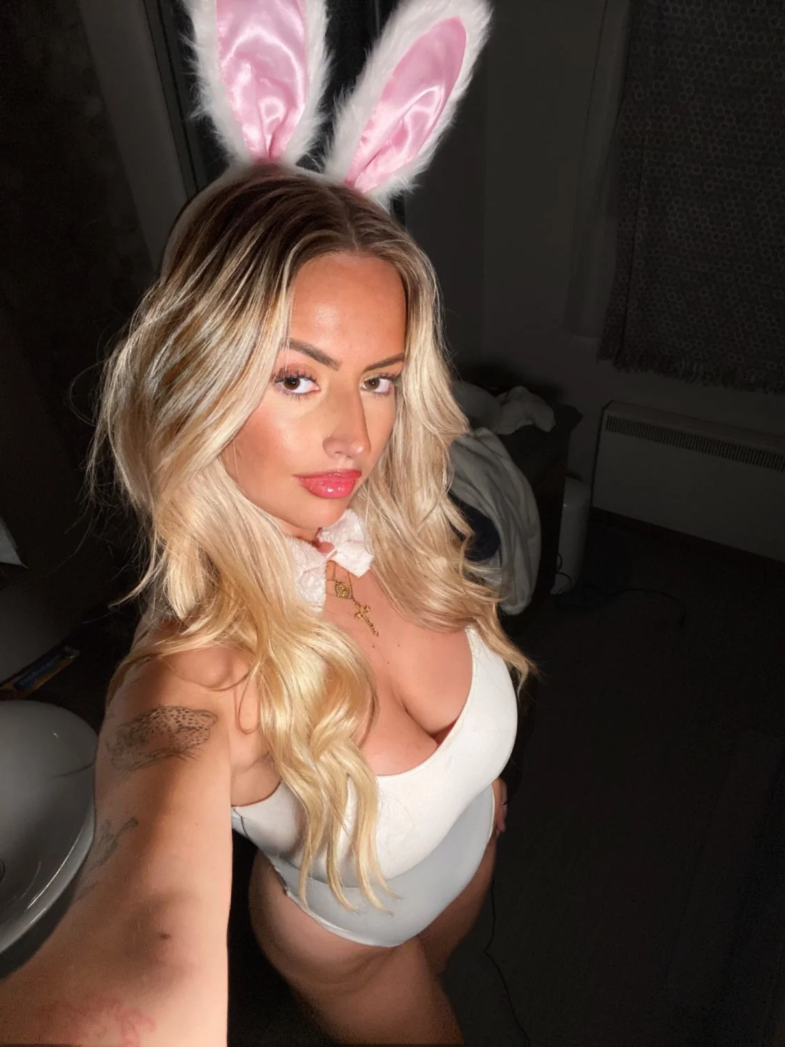 Huge tits slut loves showing off on the internet image 46