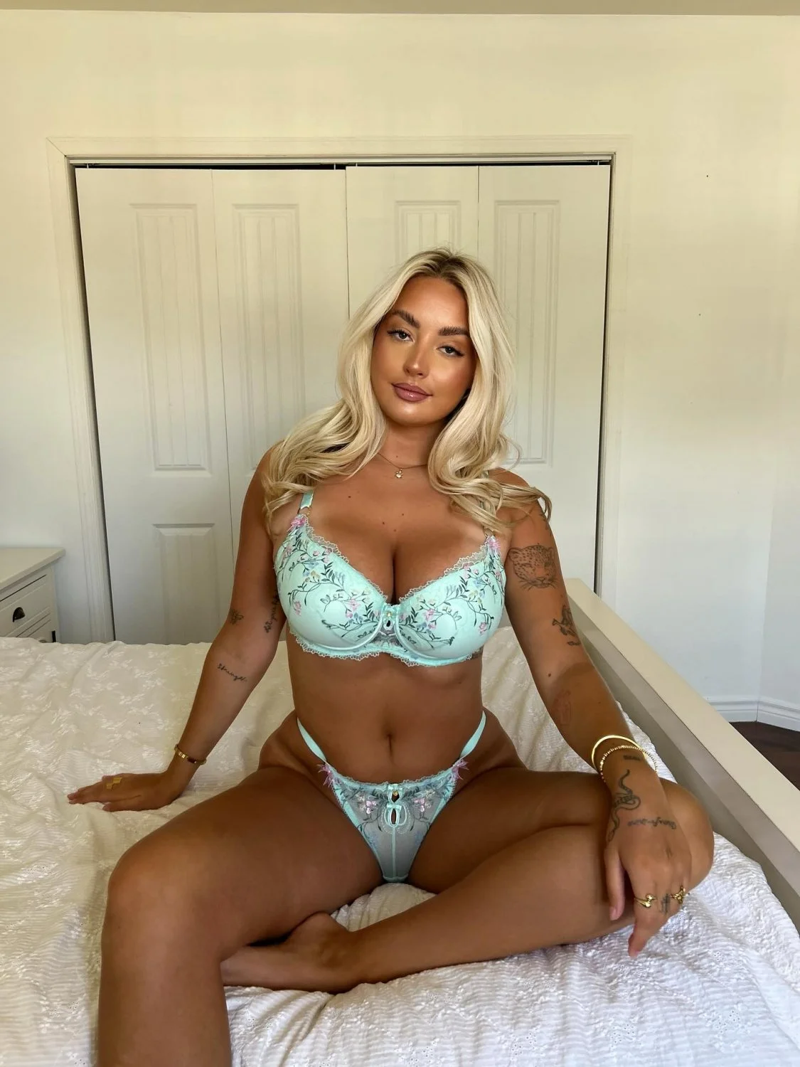 Huge tits slut loves showing off on the internet image 50