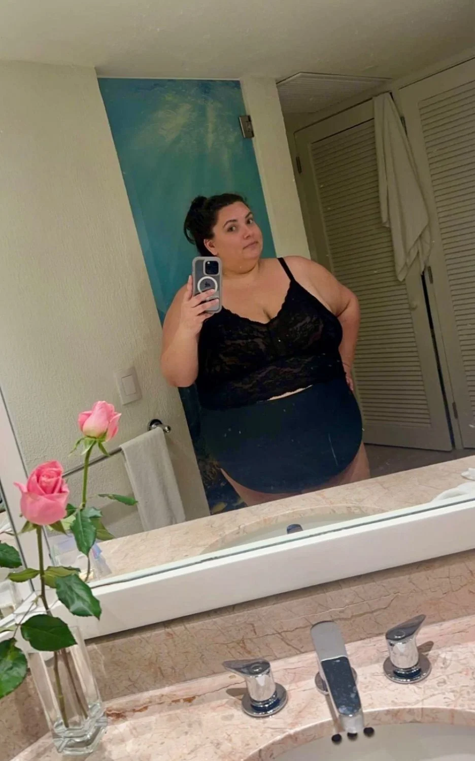 Sexy BBW MILF bathroom selfies image 1