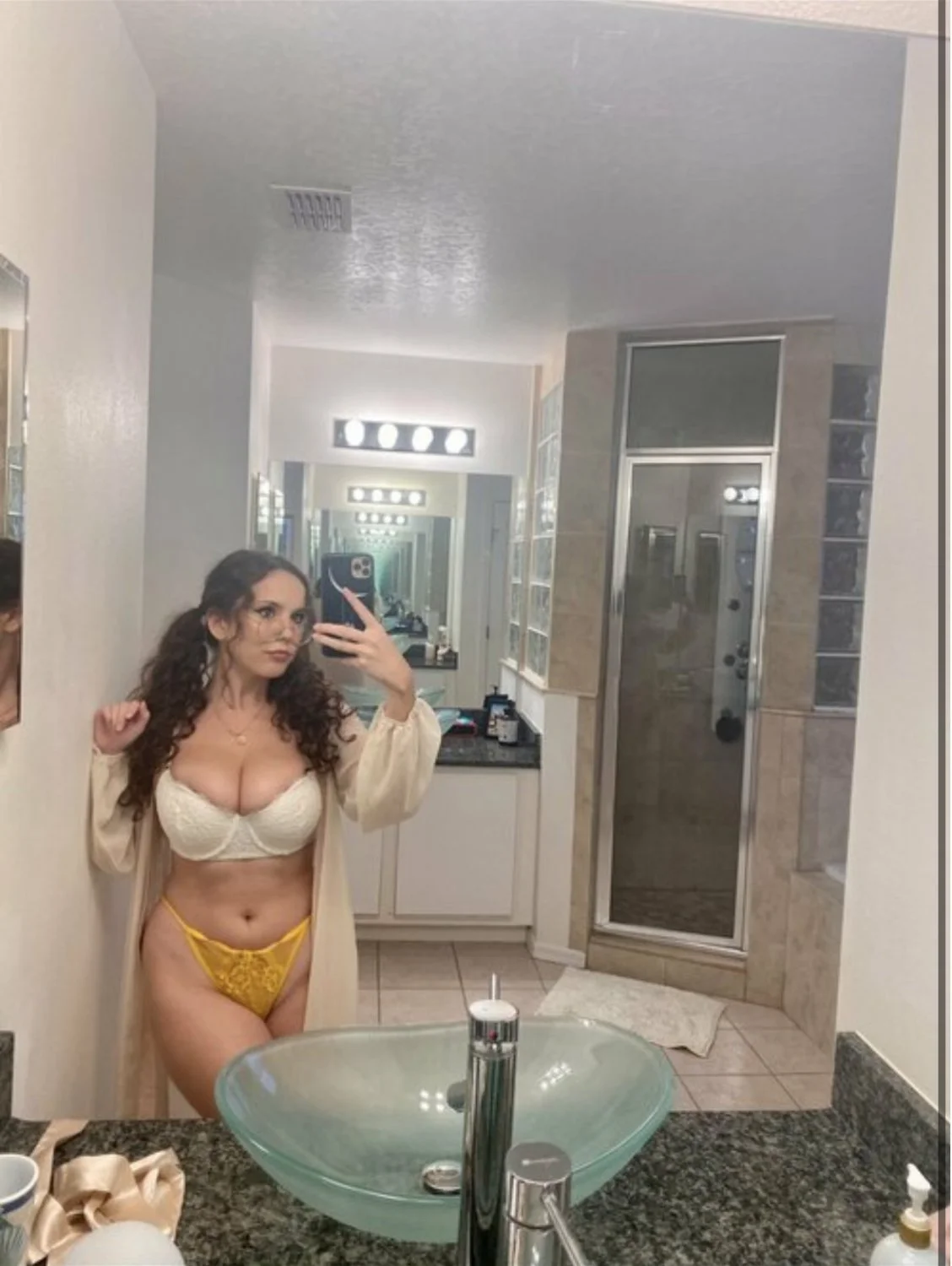 Laura revealing her big tits main image
