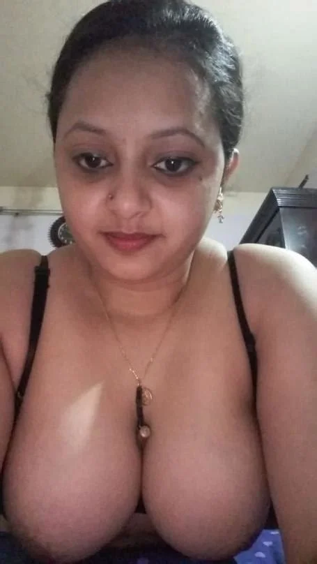 Gorgeous aunty 🥵🥵 main image