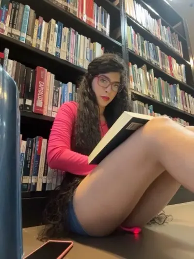 gatinha na biblioteca cover image