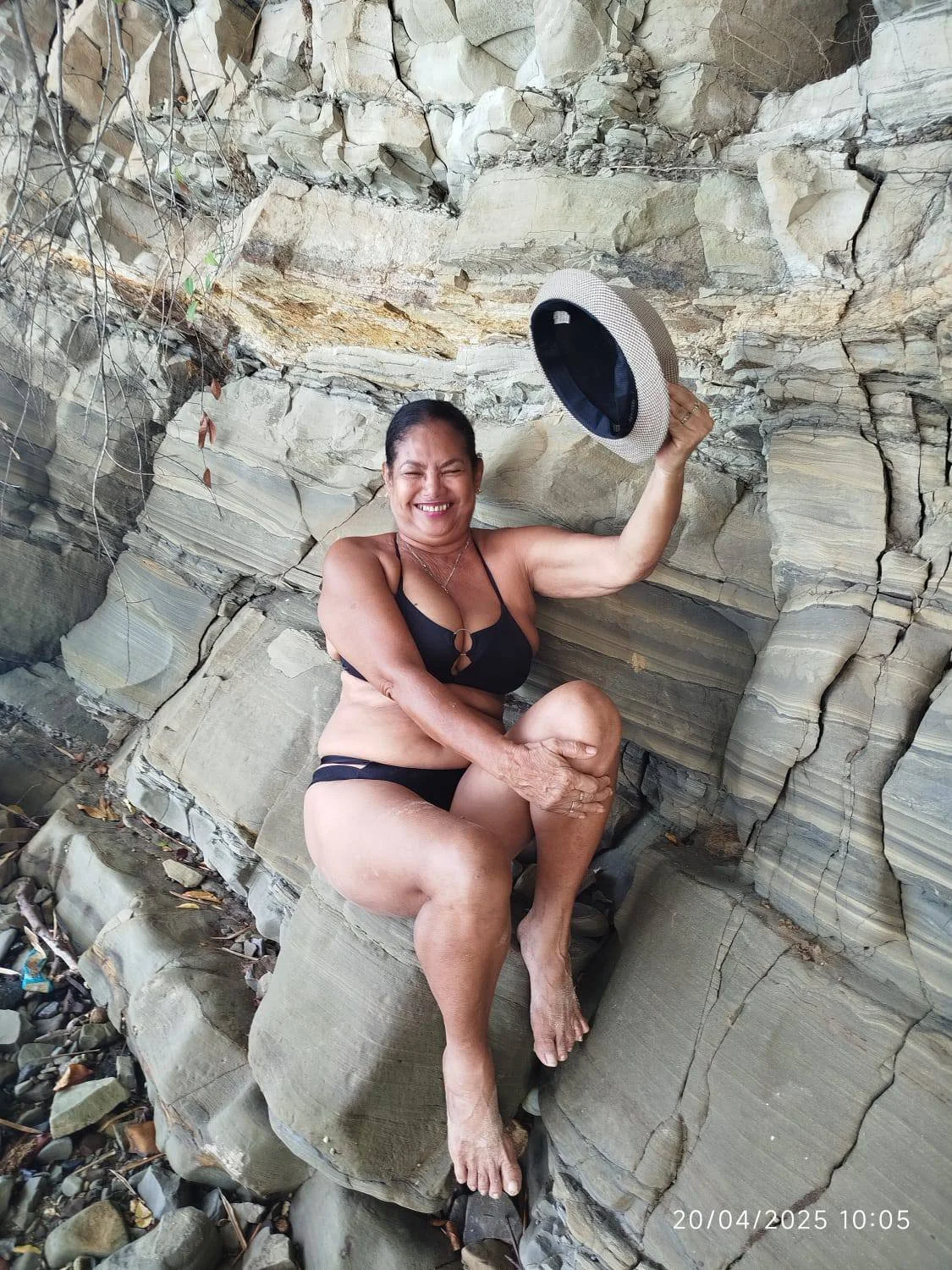 Corno adora exibir sua puta nas redes sociais. Coroa feia de cara mas com uns peitões lindos. image 10