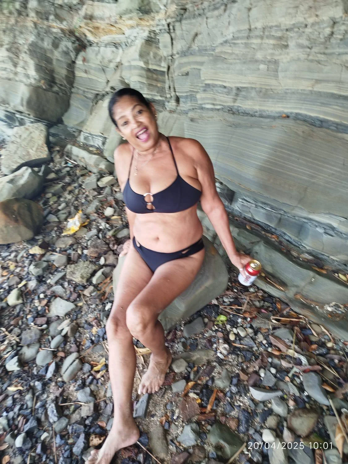 Corno adora exibir sua puta nas redes sociais. Coroa feia de cara mas com uns peitões lindos. image 12