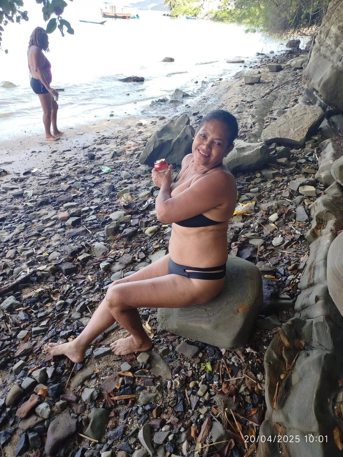 Corno adora exibir sua puta nas redes sociais. Coroa feia de cara mas com uns peitões lindos. image 14