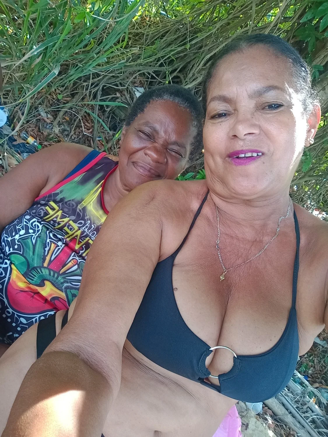 Corno adora exibir sua puta nas redes sociais. Coroa feia de cara mas com uns peitões lindos. image 15