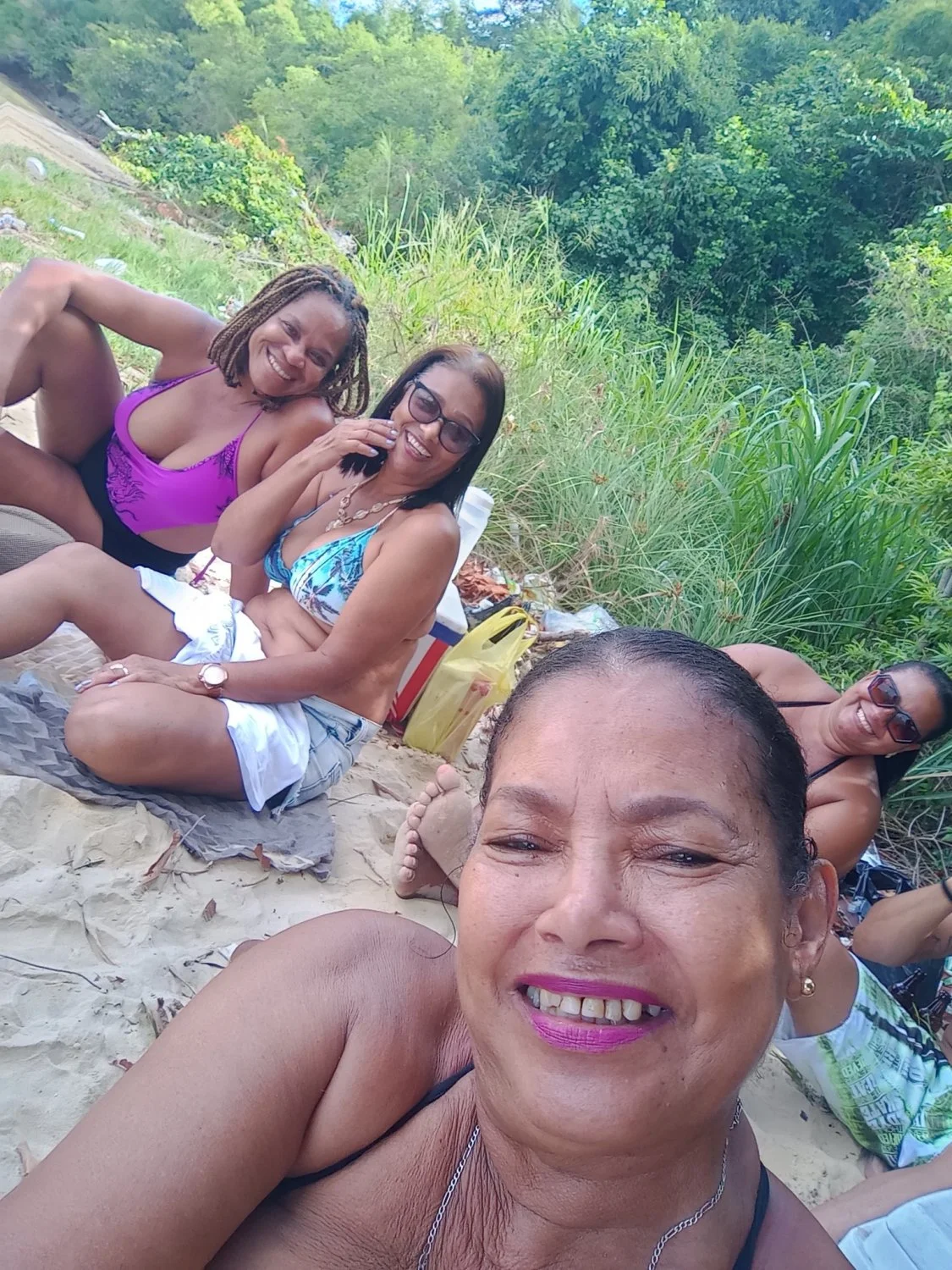 Corno adora exibir sua puta nas redes sociais. Coroa feia de cara mas com uns peitões lindos. image 20