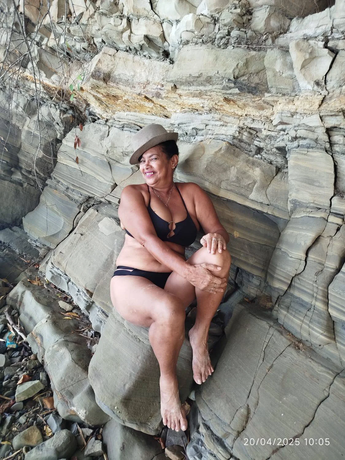 Corno adora exibir sua puta nas redes sociais. Coroa feia de cara mas com uns peitões lindos. image 22