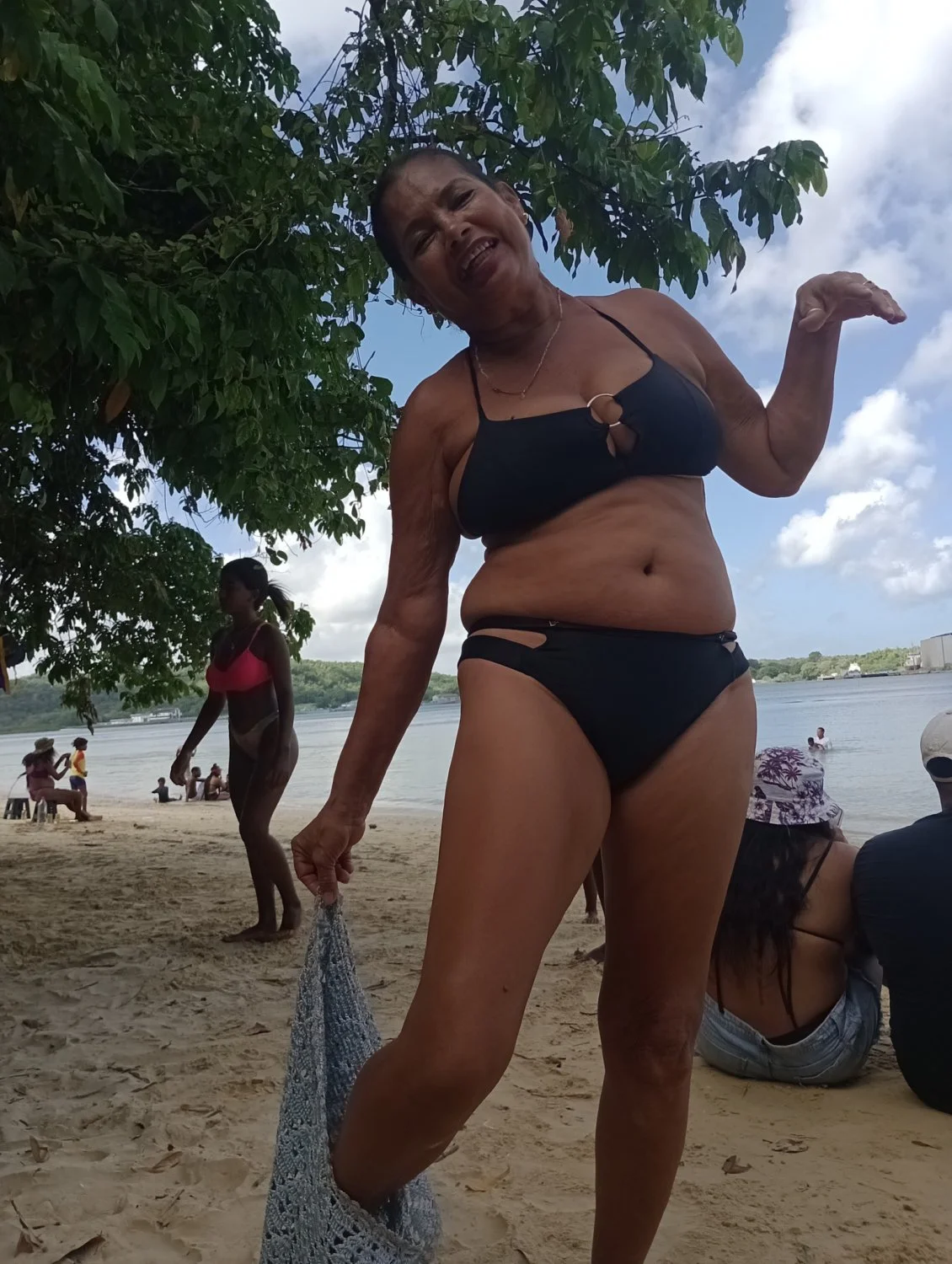 Corno adora exibir sua puta nas redes sociais. Coroa feia de cara mas com uns peitões lindos. image 25