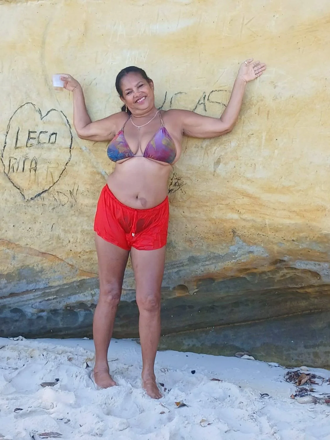 Corno adora exibir sua puta nas redes sociais. Coroa feia de cara mas com uns peitões lindos. image 3