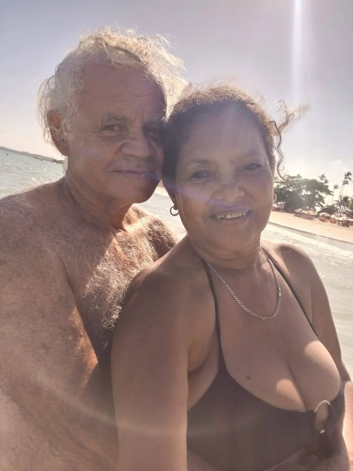Corno adora exibir sua puta nas redes sociais. Coroa feia de cara mas com uns peitões lindos. image 38
