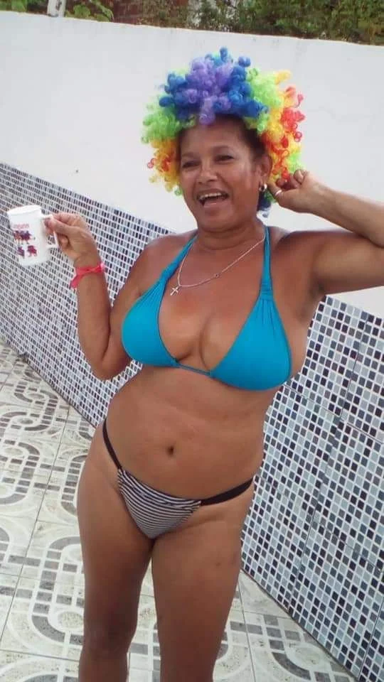 Corno adora exibir sua puta nas redes sociais. Coroa feia de cara mas com uns peitões lindos. image 42