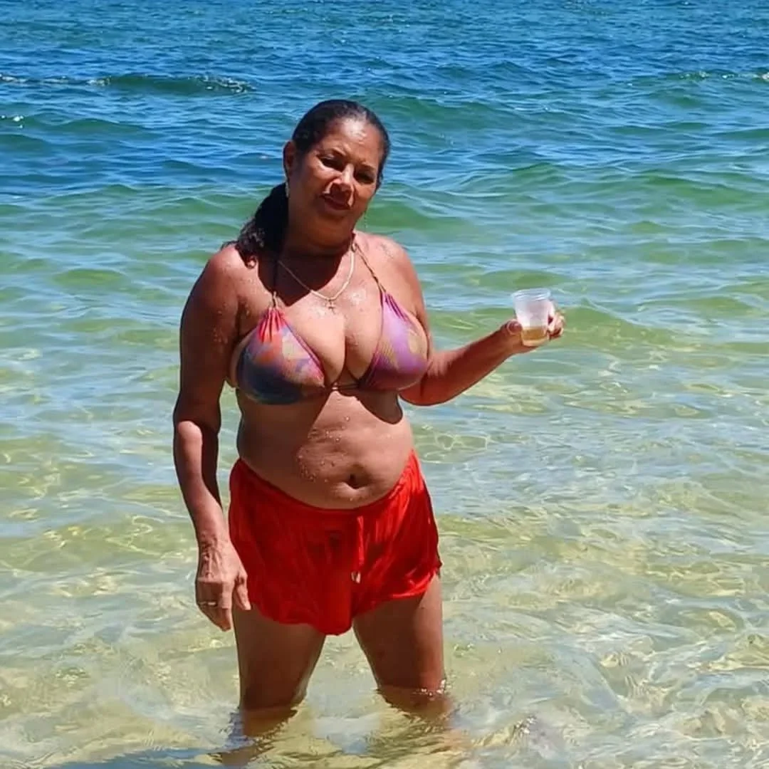 Corno adora exibir sua puta nas redes sociais. Coroa feia de cara mas com uns peitões lindos. image 5