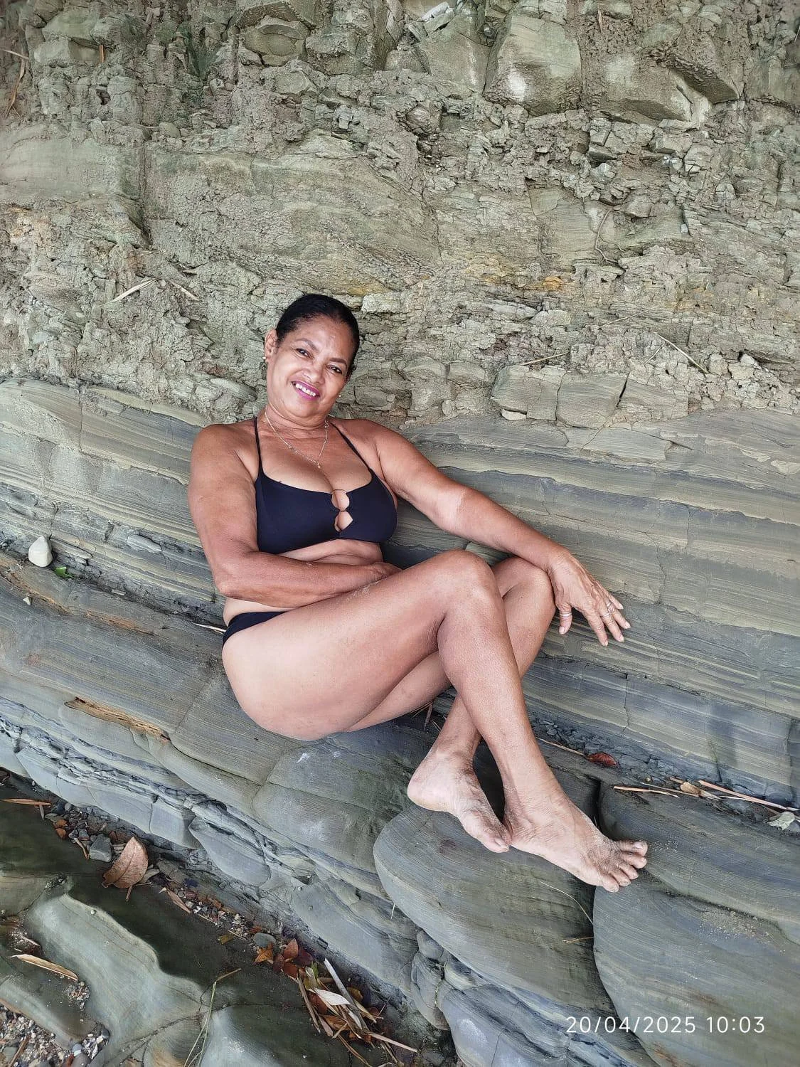 Corno adora exibir sua puta nas redes sociais. Coroa feia de cara mas com uns peitões lindos. image 7
