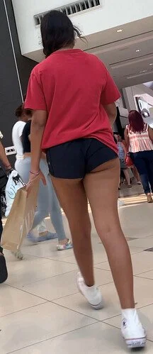 morena alta com a poupa da bunda de fora do shortinho image 10