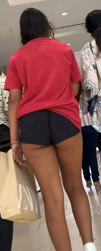 morena alta com a poupa da bunda de fora do shortinho image 11