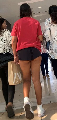 morena alta com a poupa da bunda de fora do shortinho image 6
