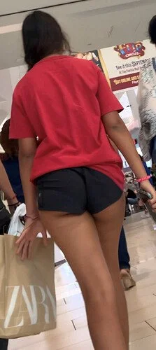 morena alta com a poupa da bunda de fora do shortinho image 7
