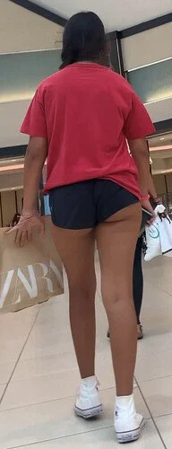 morena alta com a poupa da bunda de fora do shortinho image 8